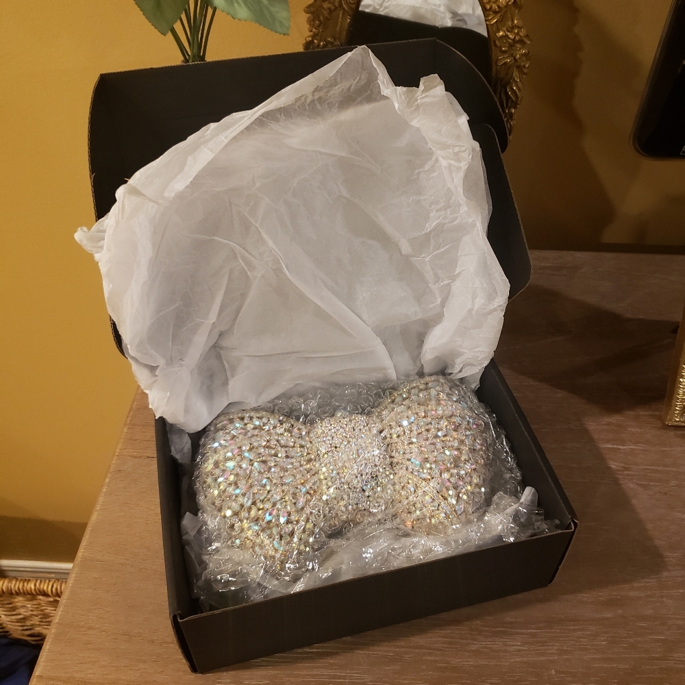 NIB! Iridescent Rhinestone Bow Clutch - Picture 4 of 7
